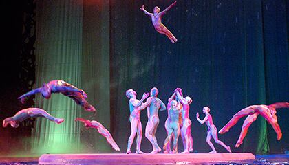 Barge du spectacle «O» du Cirque du Soleil